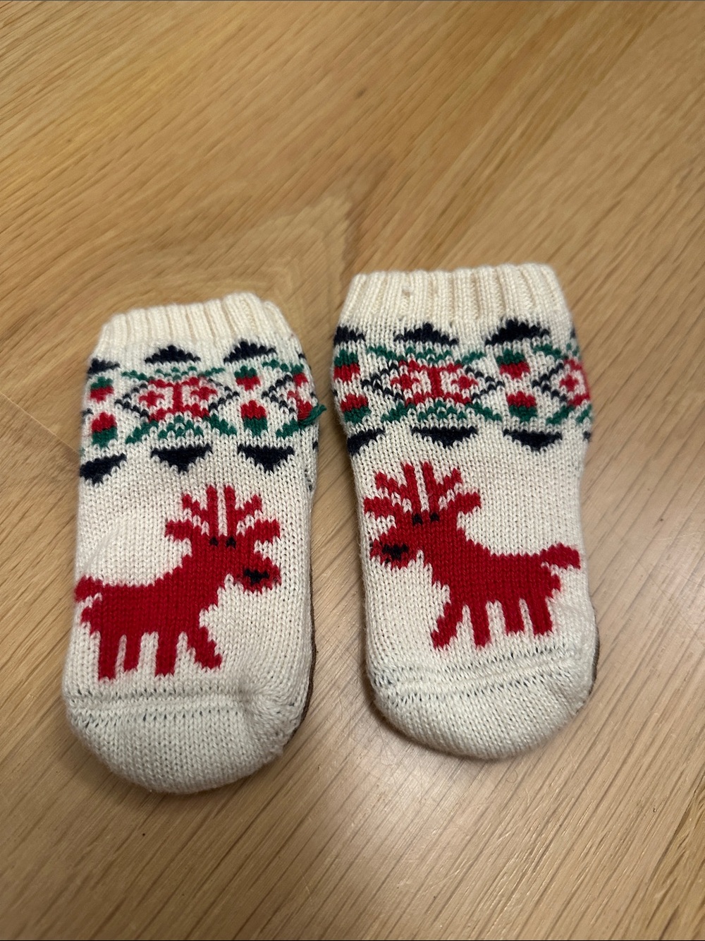 Hanna Andersson Cream Slipper Socks with Red Reindeer and Green Accents